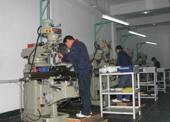 华南热作学院新加坡电子工厂招聘安装组装工人